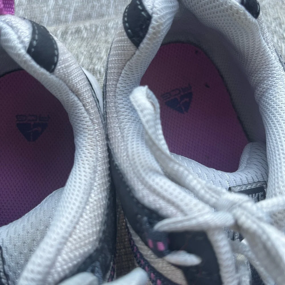 Nike Trail Running Shoes, women size 8.5, very good condition. - Picture 3 of 6